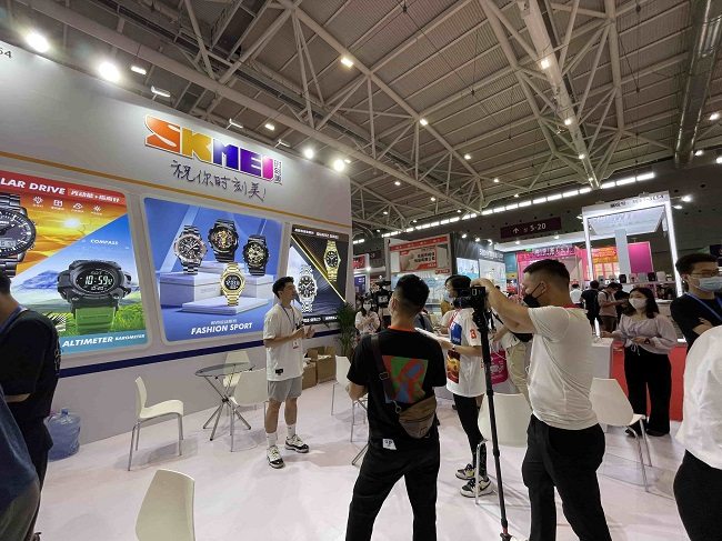 The same stand, filmed and photographed by visitors.